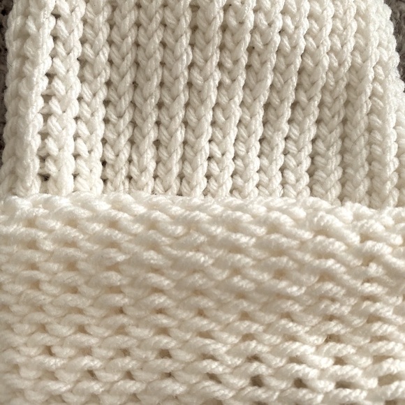 Child’s knitted hat - Picture 5 of 8